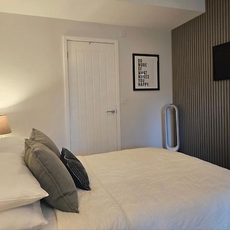 Stylish, Business Traveller Friendly Apartment, With Free Parking And Netflix Farnborough  Dış mekan fotoğraf