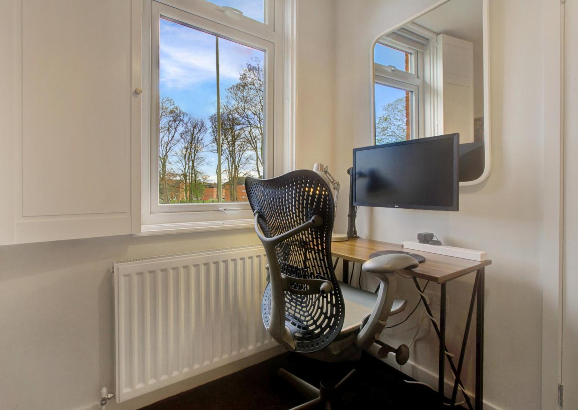 Stylish, Business Traveller Friendly Apartment, With Free Parking And Netflix Farnborough  Dış mekan fotoğraf