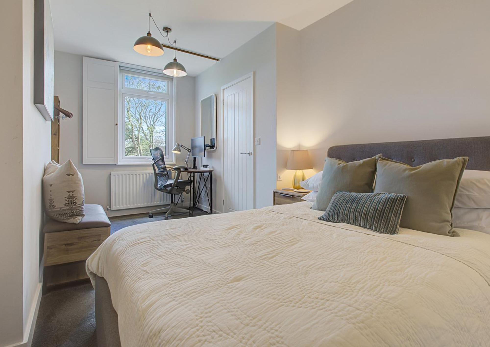 Stylish, Business Traveller Friendly Apartment, With Free Parking And Netflix Farnborough  Dış mekan fotoğraf